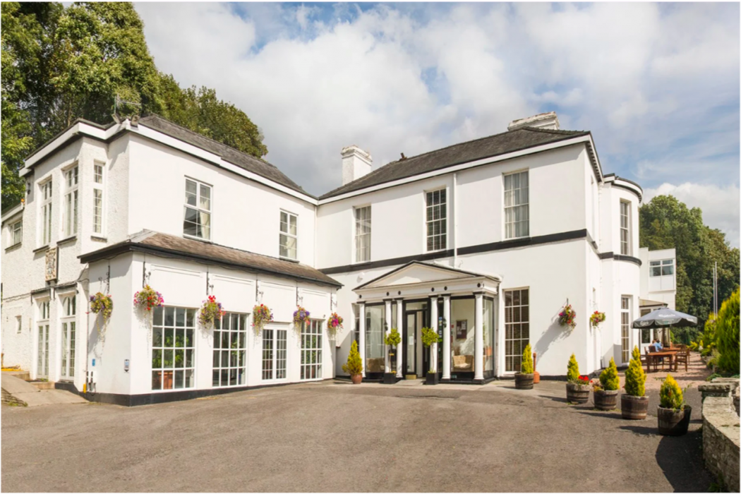 The Manor Hotel 1/53