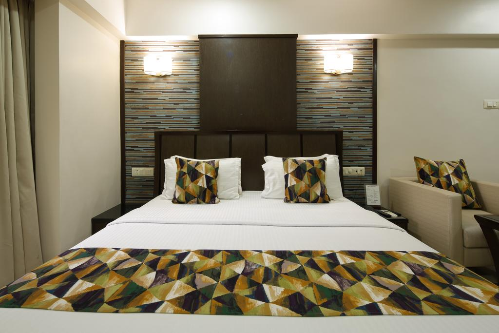 HOTEL ACCOLADE 8/28