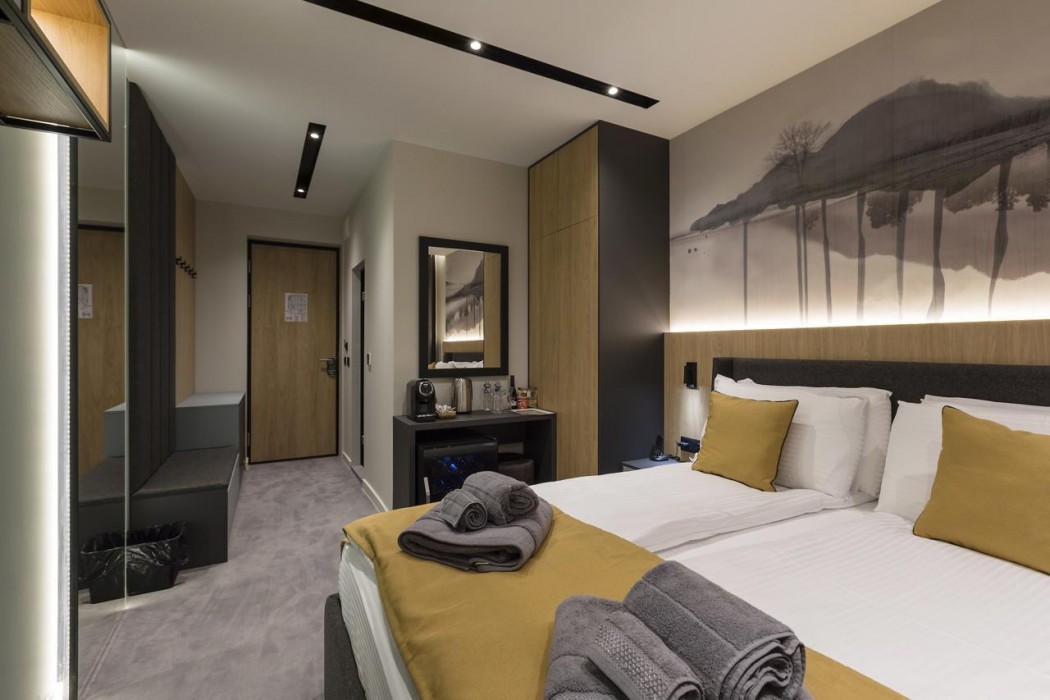 Park Hotel Novel 8/18