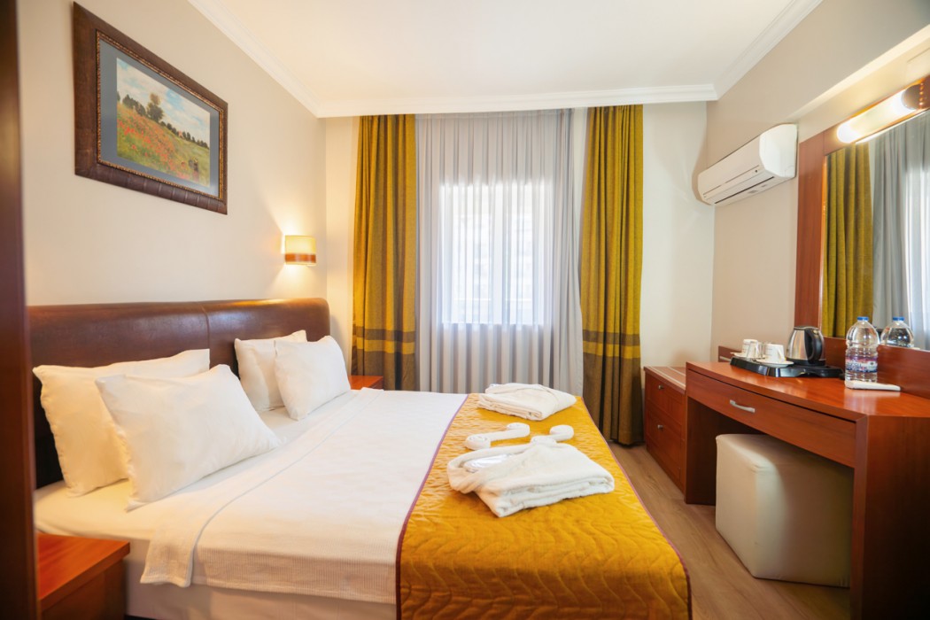 Julian Club Hotel 8/64