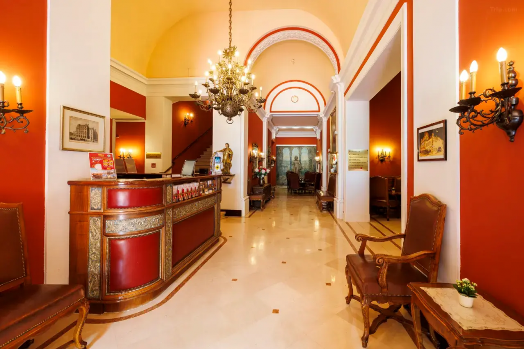 Regina Hotel 7/52