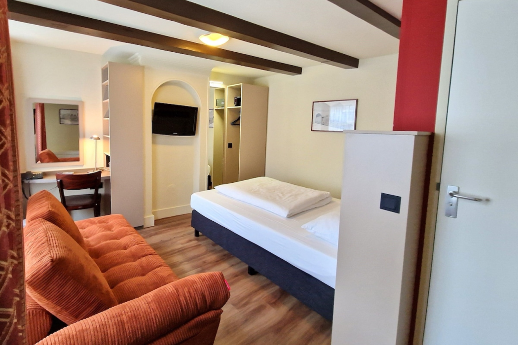A-Train Hotel 22/63