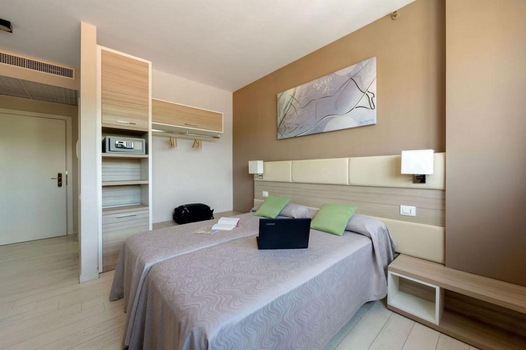 HOTEL CRISTINA 8/18