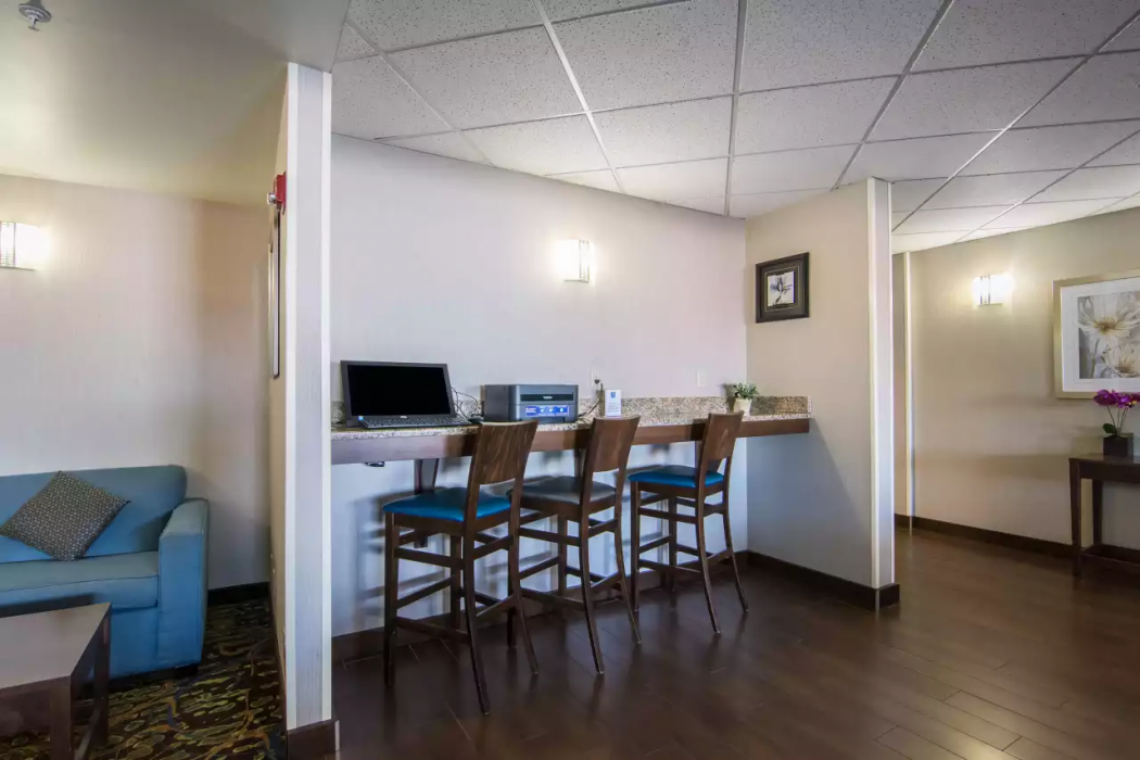 Comfort Inn & Suites Calgary Airport - South 18/36