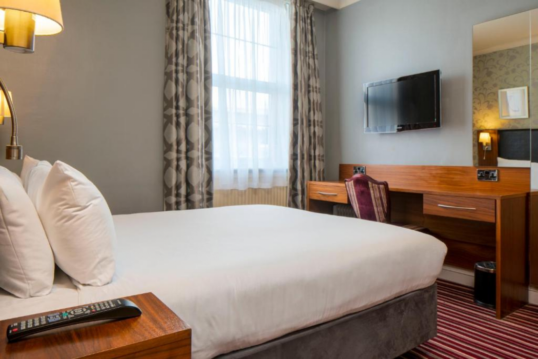 London Croydon Aerodrome Hotel by Sunday 15/29