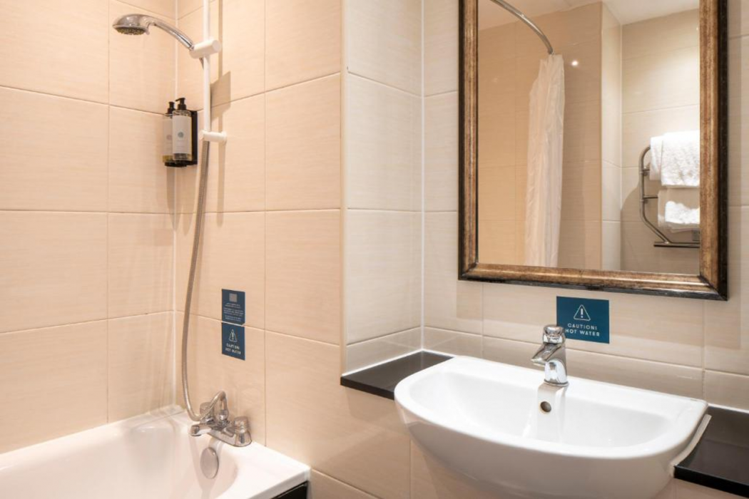 London Croydon Aerodrome Hotel by Sunday 17/29