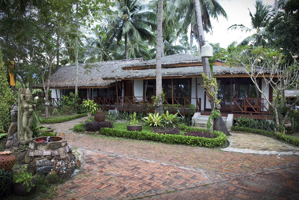 Lipa Lodge Beach Resort 1/43