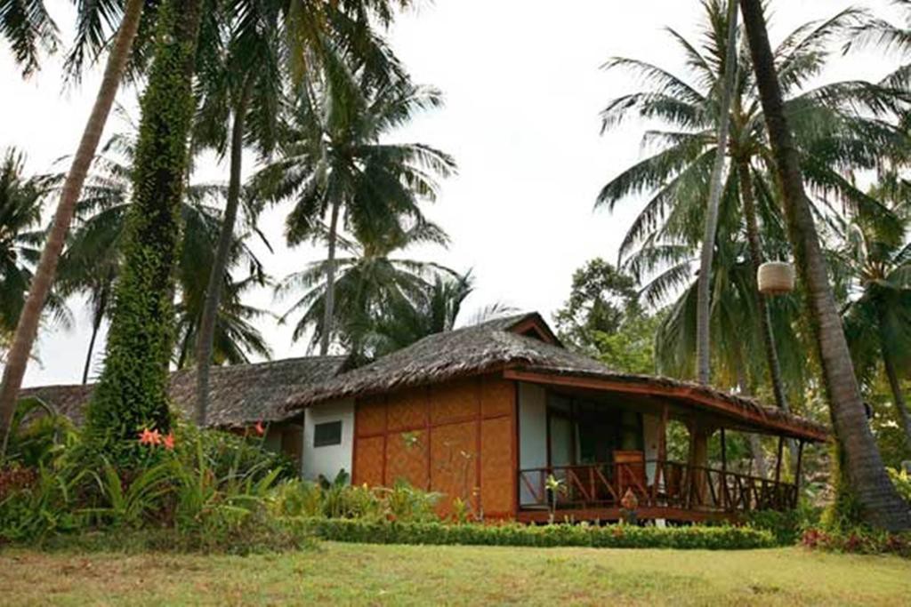 Lipa Lodge Beach Resort 2/43