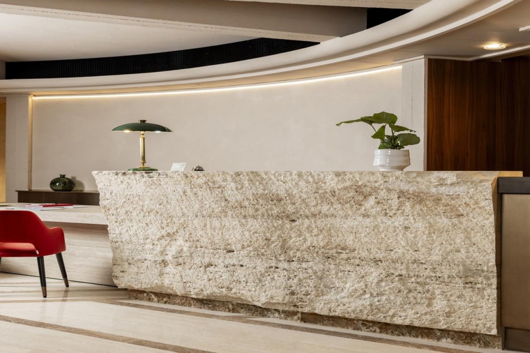 Adoro Hotel 5/72