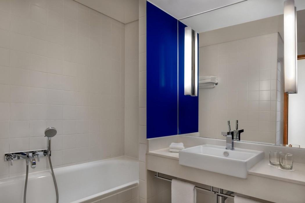 Yas Plaza Bay by IHG 34/114