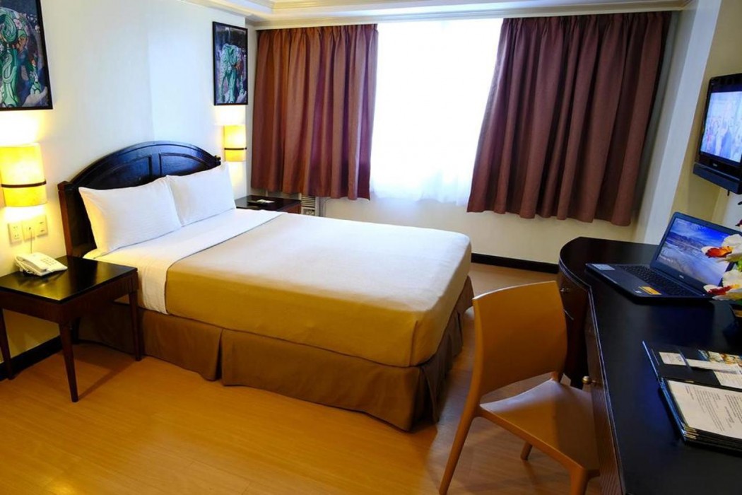 Fersal Hotel Neptune Makati 17/65