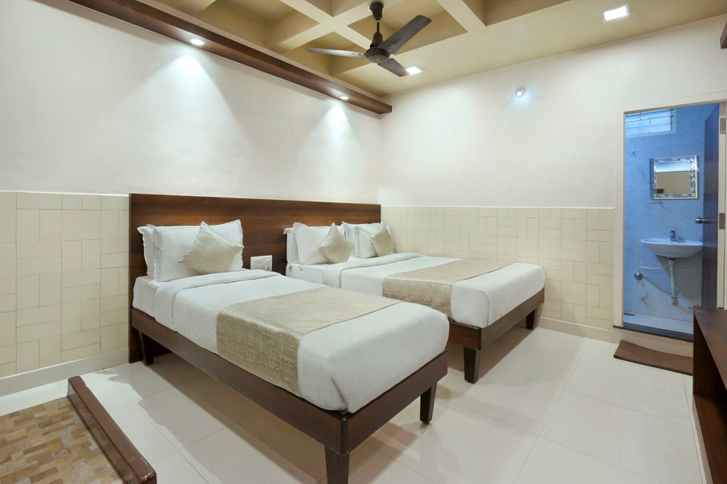 Mannar's Deluxe Lodge 8/25