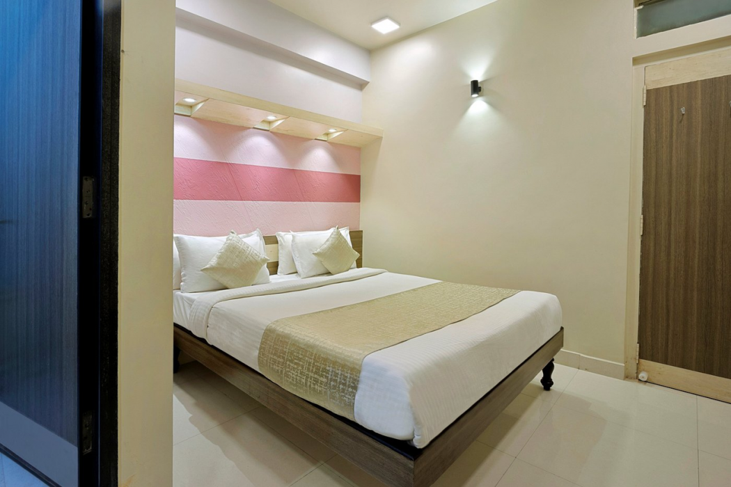 Mannar's Deluxe Lodge 10/25