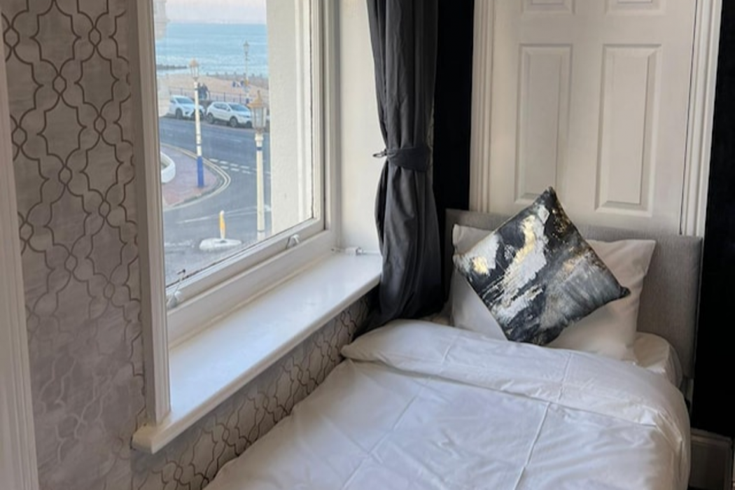 OYO Marine Parade Hotel Eastbourne Pier 12/60