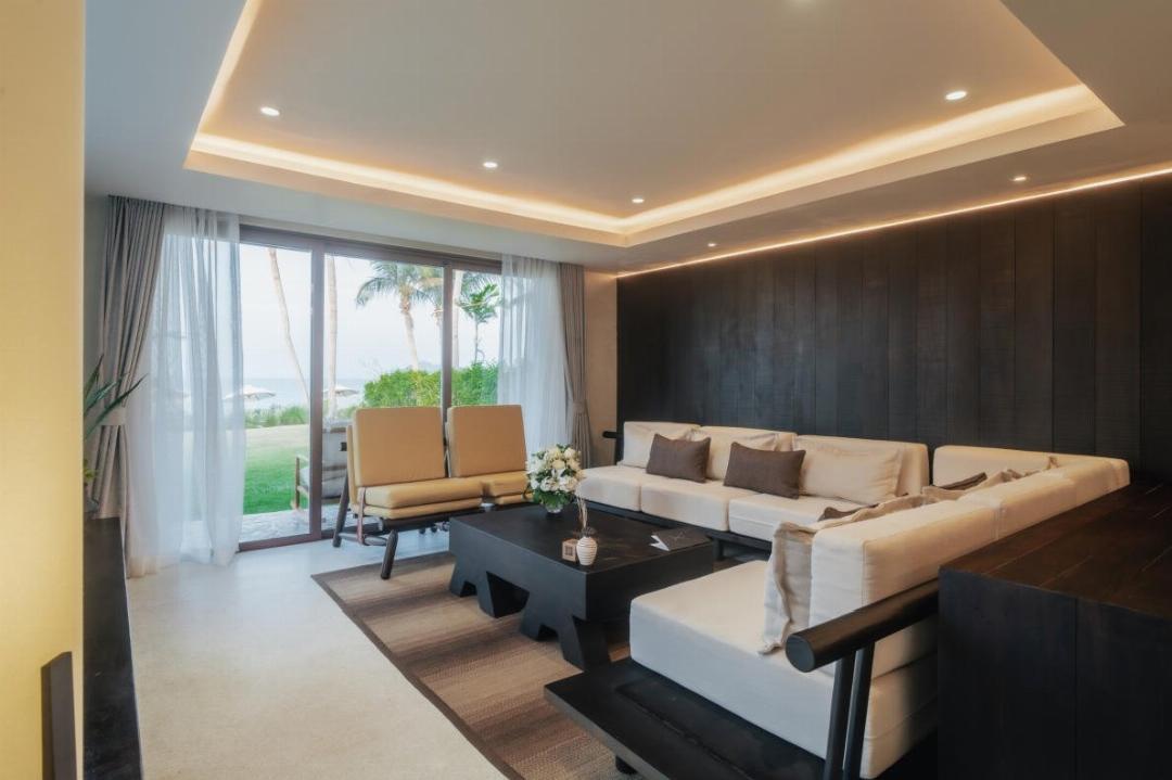 Lux 3 Bedroom Grand Beachfront Pool Villa
