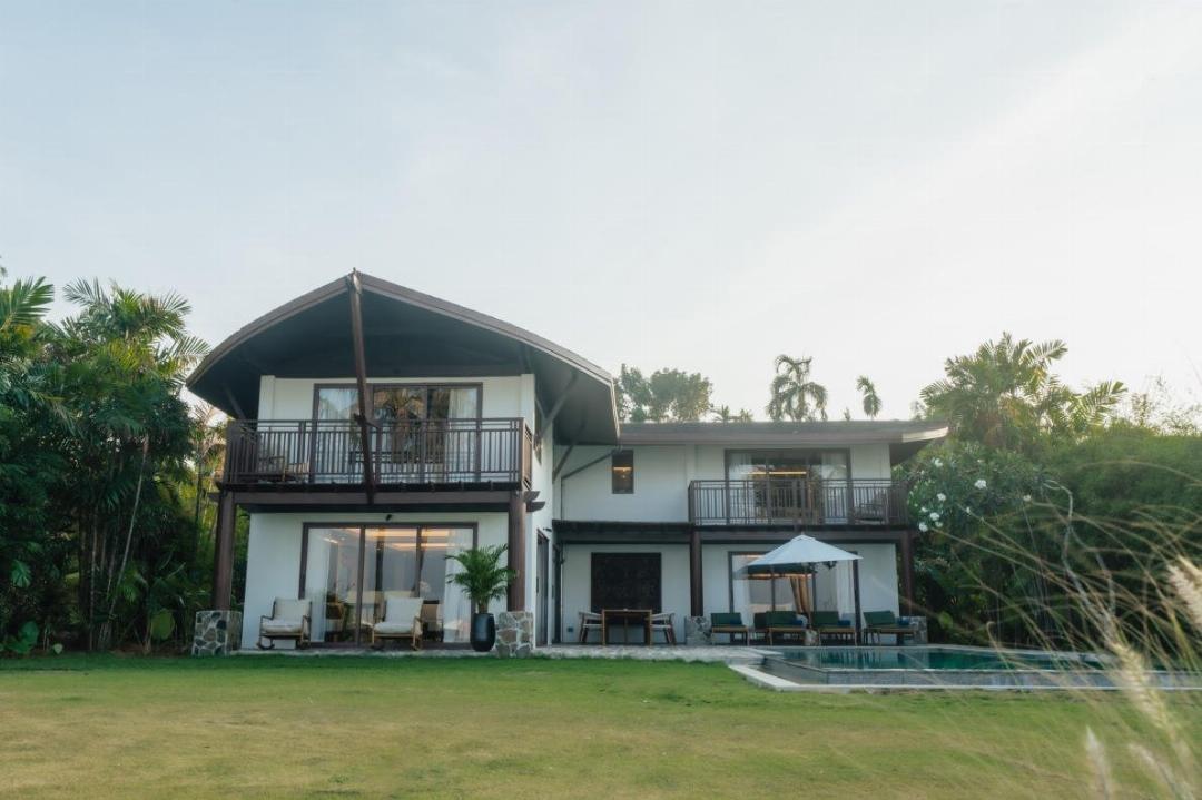 LUX 4 BEDROOM GRAND BEACHFRONT POOL VILLA
