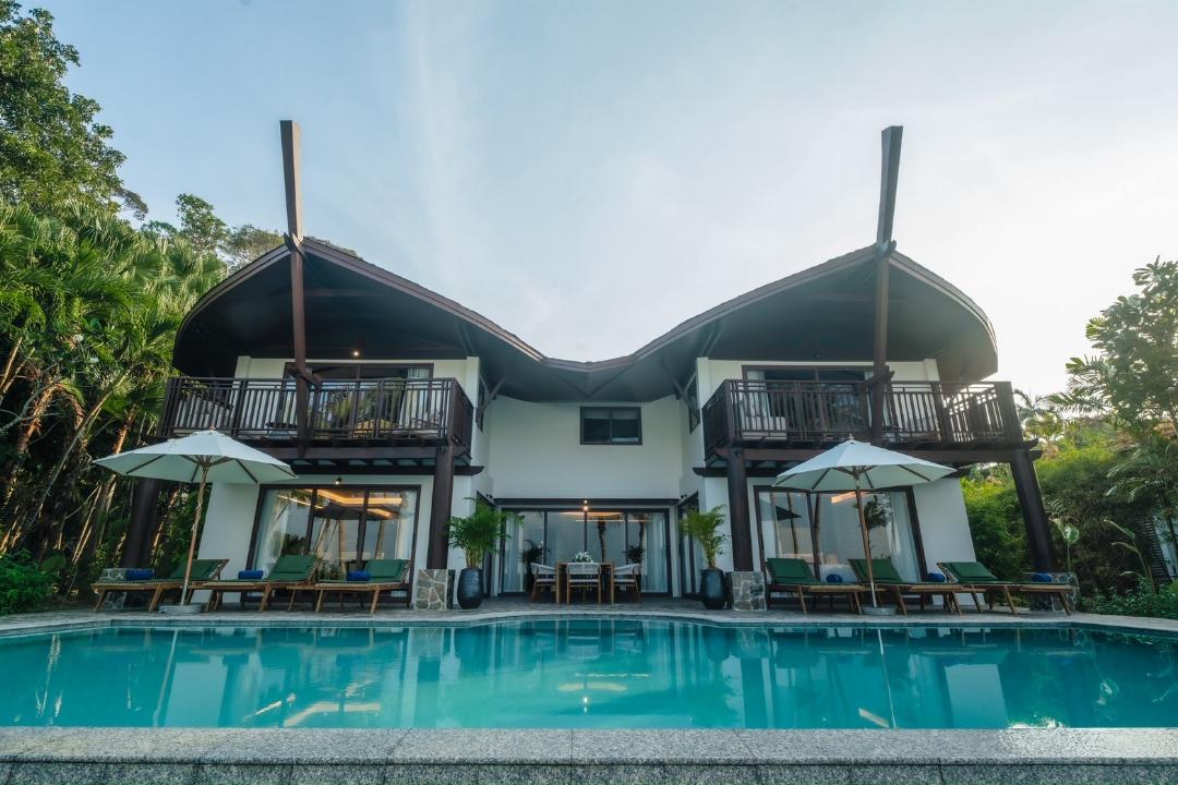 LUX 5 BEDROOM GRAND BEACHFRONT POOL VILLA
