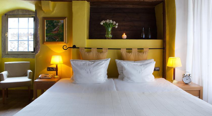 THE THREE SISTERS HOTEL 2/23