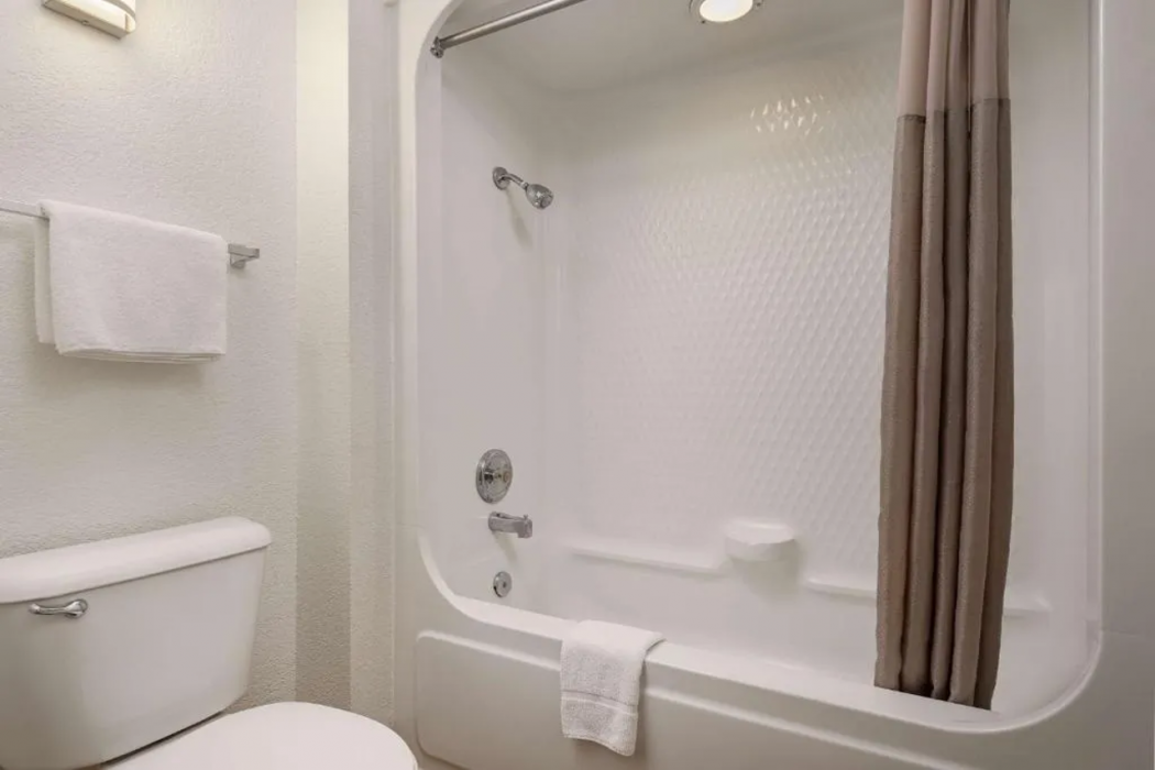 Motel6 Buena Park, CA - Knotts Berry Farm - Disneyland 9/34