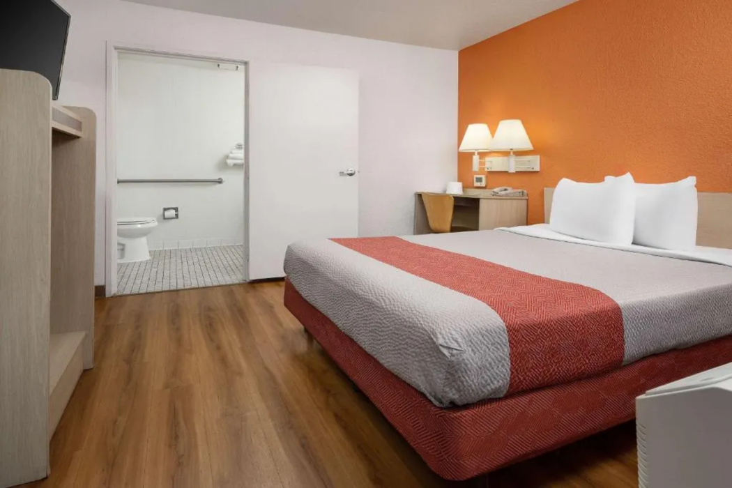 Motel6 Buena Park, CA - Knotts Berry Farm - Disneyland 10/34