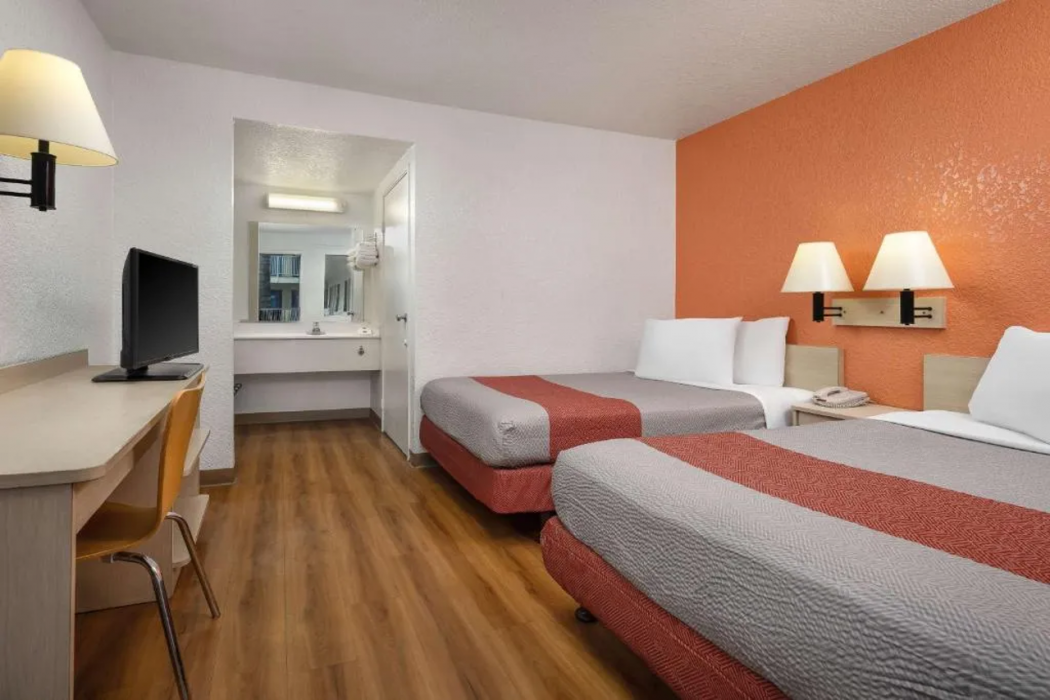 Motel6 Buena Park, CA - Knotts Berry Farm - Disneyland 11/34