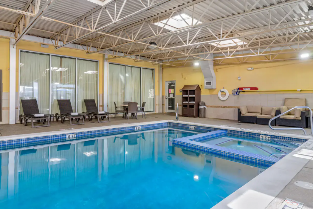 Comfort Inn & Suites Triadelphia - Wheeling 24/38
