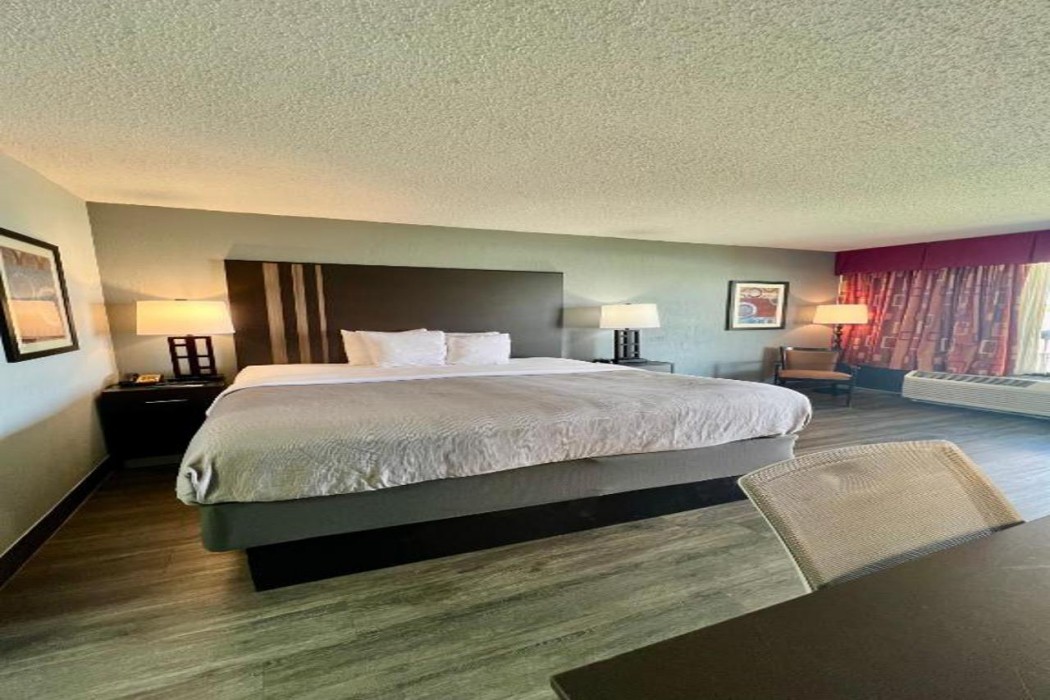 Quality Inn & Suites Gulf Breeze Bayside near Pensacola Beach 10/33