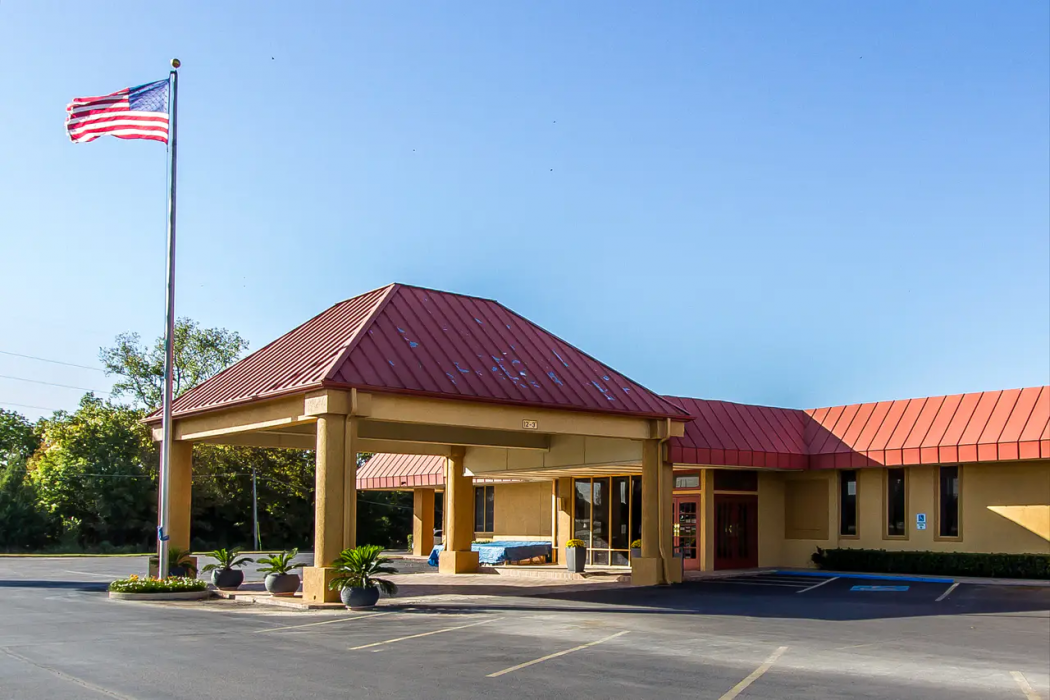 Quality Inn Ada near University image