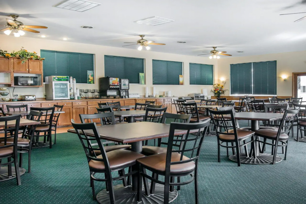 Quality Inn & Suites Mackinaw City Beachfront 18/21