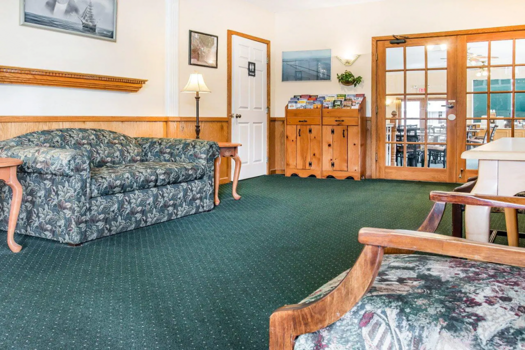 Quality Inn & Suites Mackinaw City Beachfront 8/21