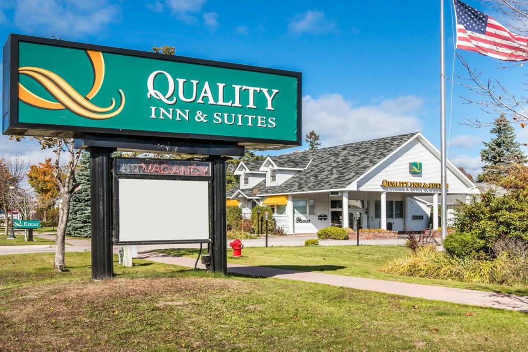 Quality Inn & Suites Mackinaw City Beachfront 3/21