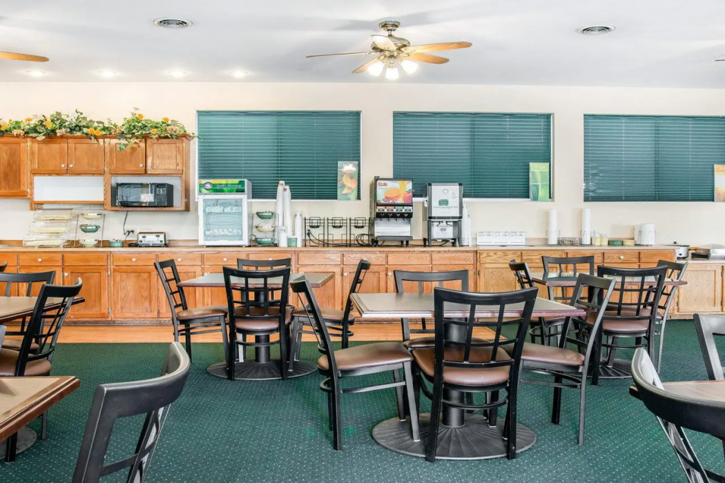 Quality Inn & Suites Mackinaw City Beachfront 17/21