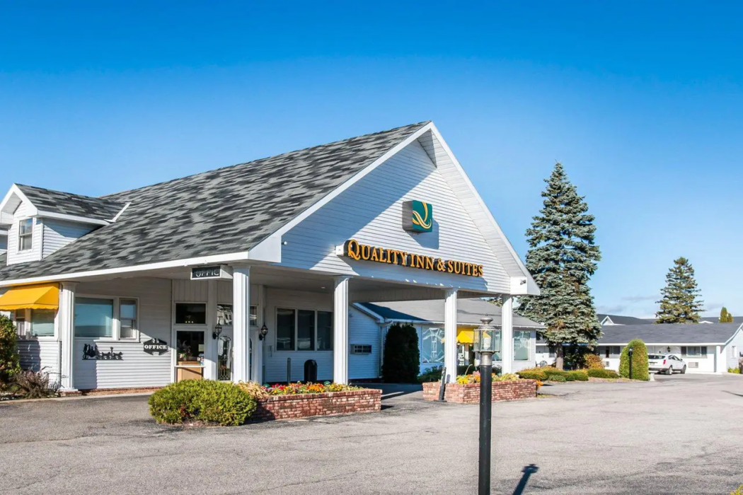 Quality Inn & Suites Mackinaw City Beachfront 2/21