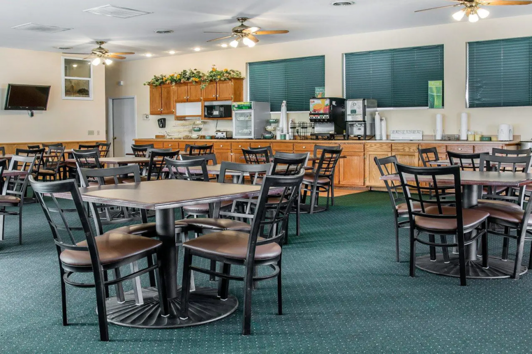 Quality Inn & Suites Mackinaw City Beachfront 16/21