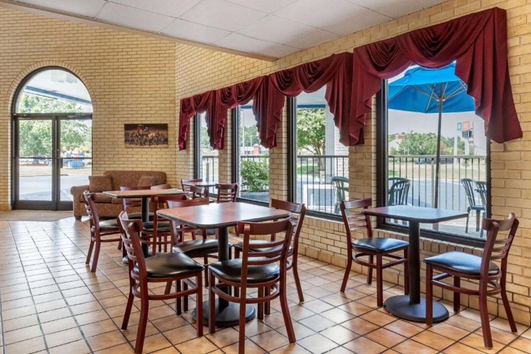 Econo Lodge Fayetteville, NC 17/31