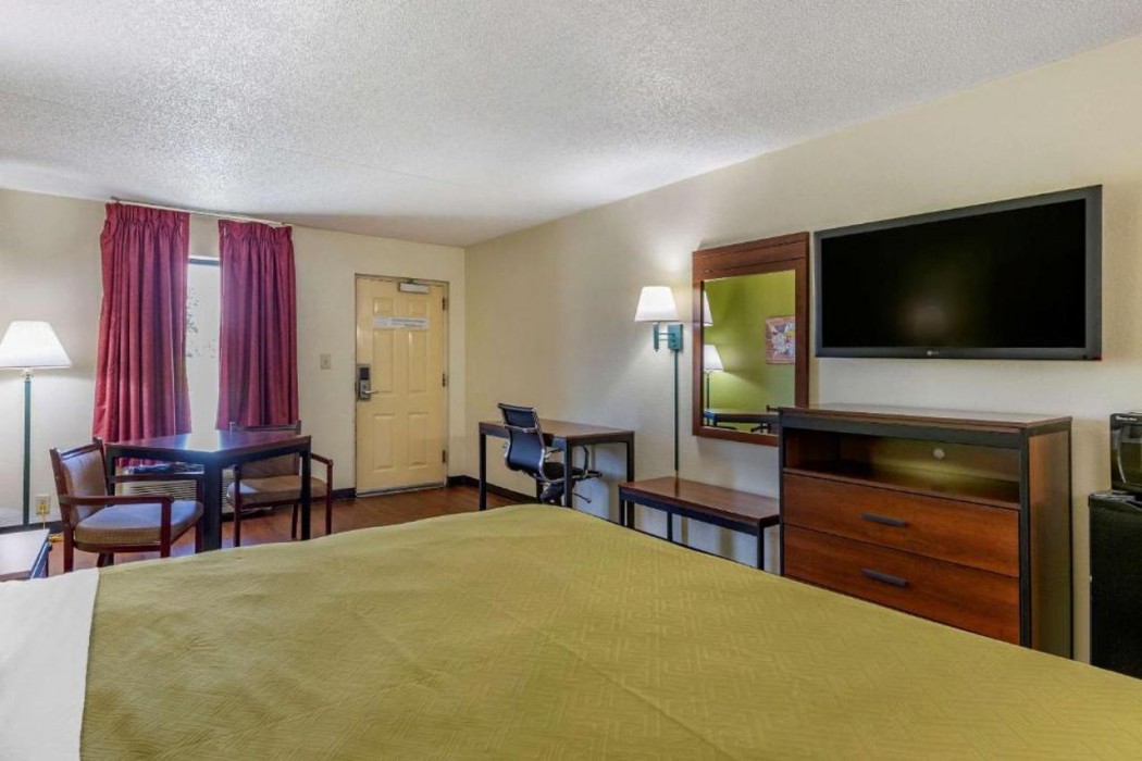 Econo Lodge Fayetteville, NC 12/31