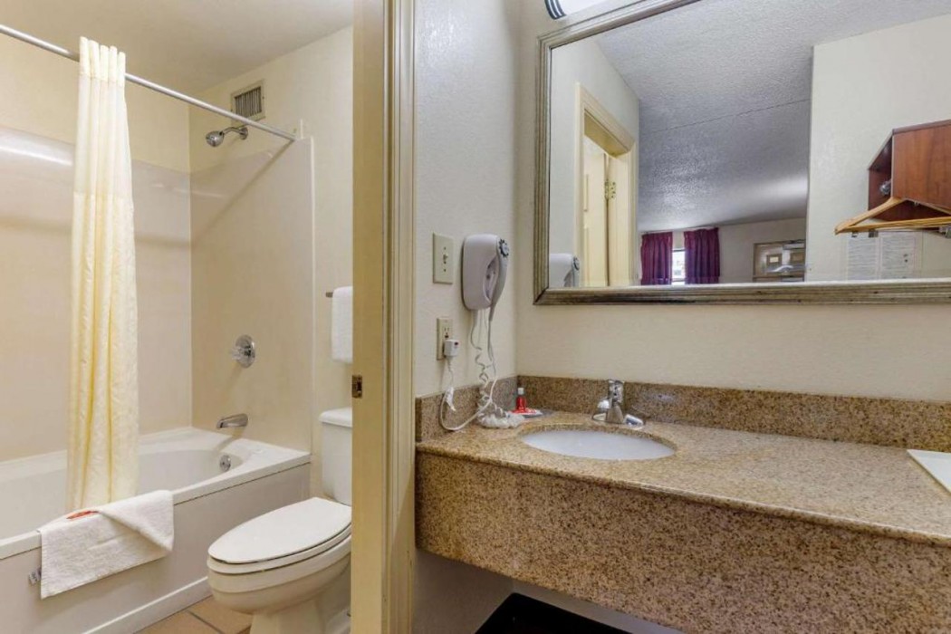 Econo Lodge Fayetteville, NC 8/31