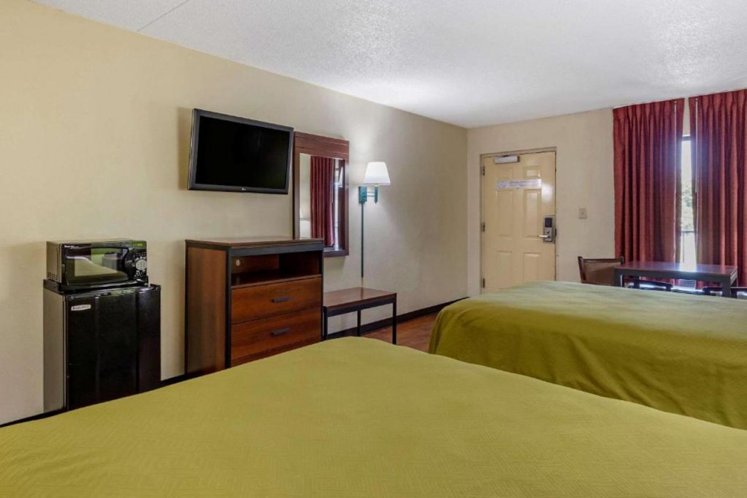 Econo Lodge Fayetteville, NC 11/31
