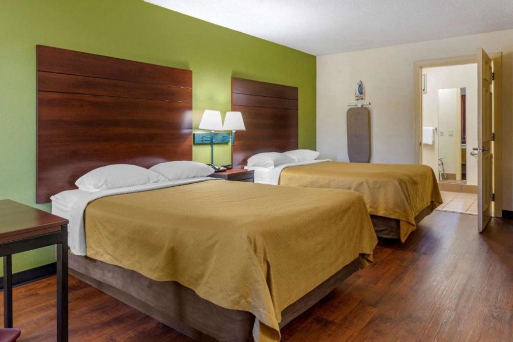 Econo Lodge Fayetteville, NC 10/31