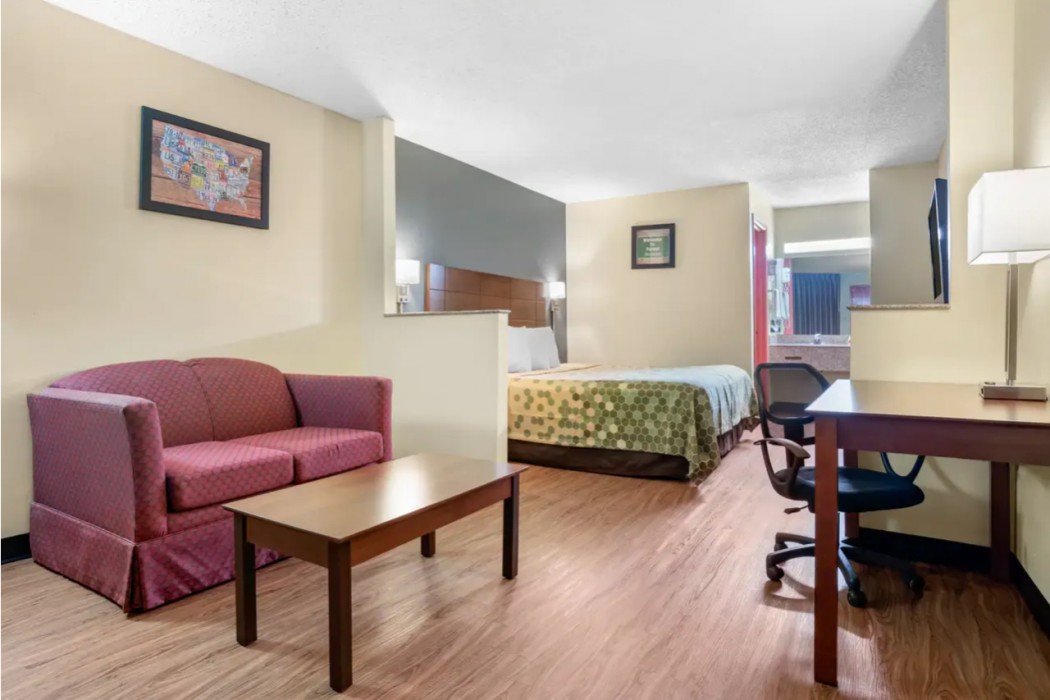 Econo Lodge Inn & Suites Forest 6/19