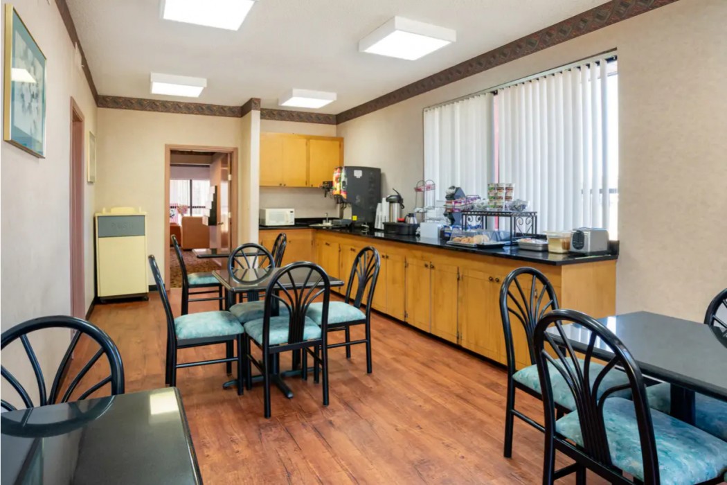 Econo Lodge Inn & Suites Forest 18/19