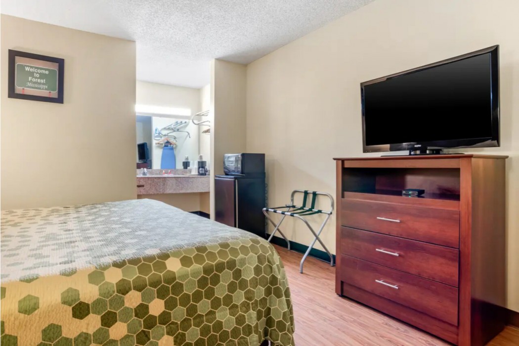 Econo Lodge Inn & Suites Forest 11/19
