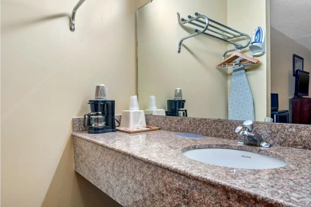 Econo Lodge Inn & Suites Forest 14/19