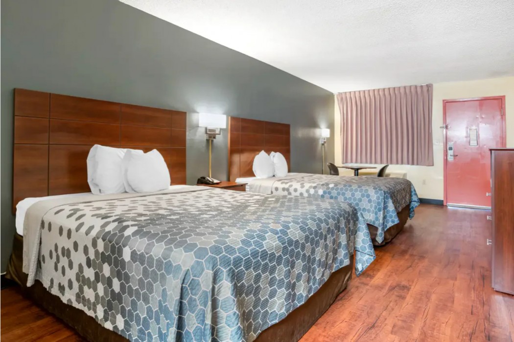 Econo Lodge Inn & Suites Forest 12/19