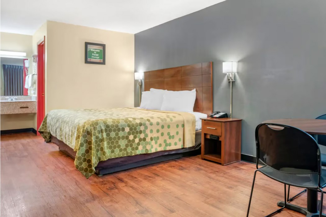 Econo Lodge Inn & Suites Forest 8/19