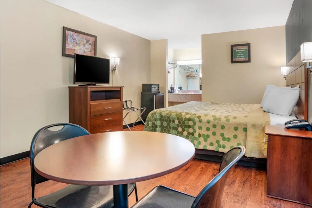 Econo Lodge Inn & Suites Forest 7/19