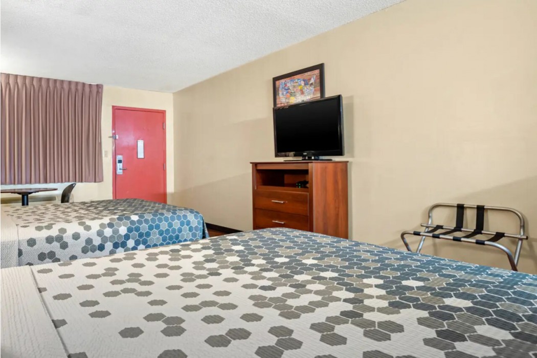Econo Lodge Inn & Suites Forest 10/19