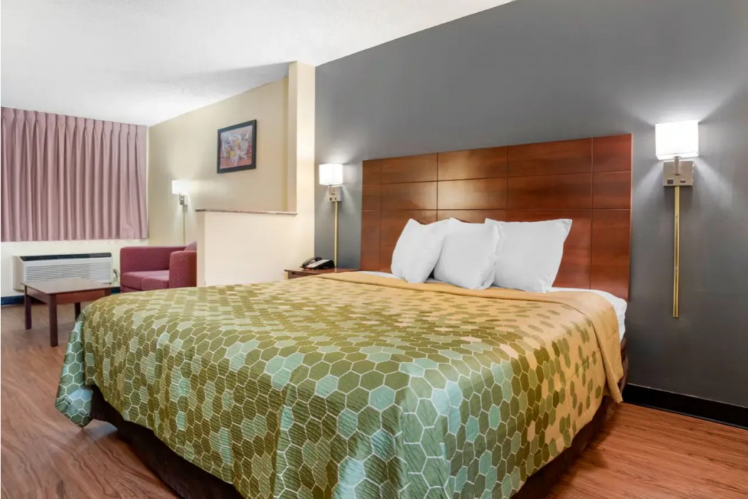Econo Lodge Inn & Suites Forest 9/19
