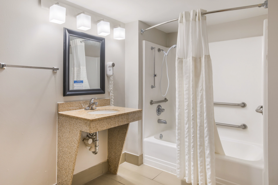 Clarion Pointe Forsyth I-75 24/39