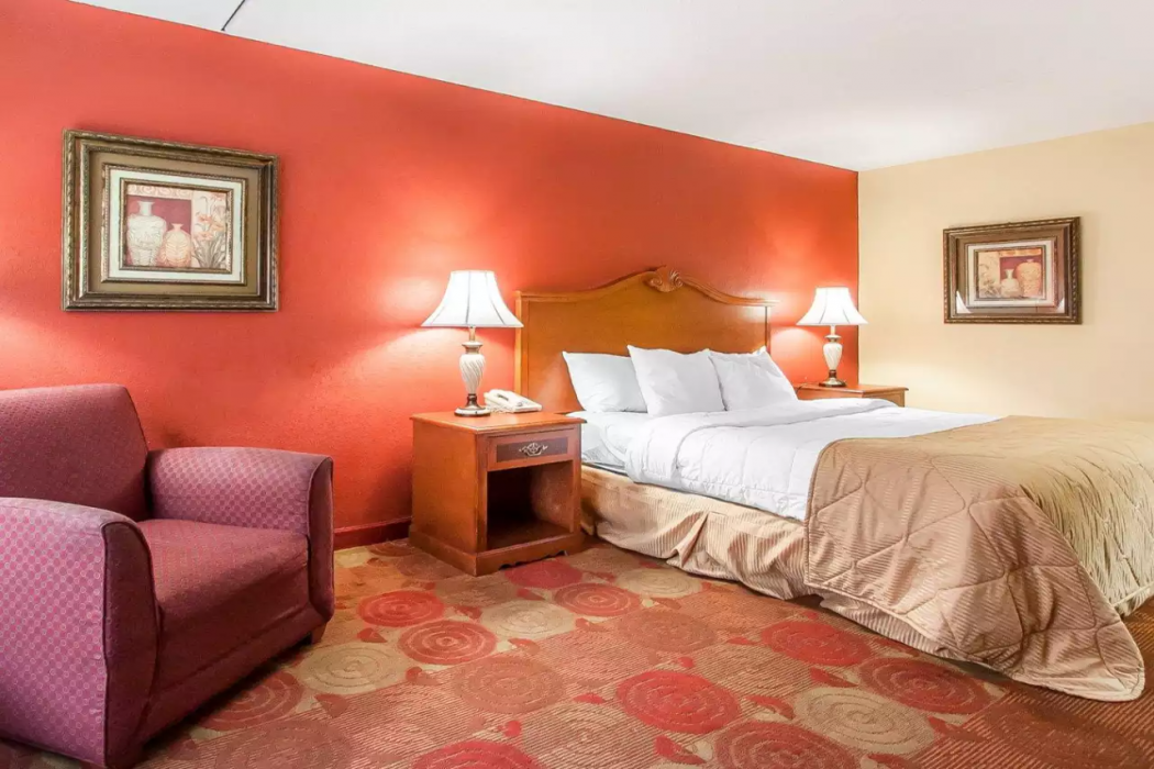 Clarion Inn & Suites University Center 10/27